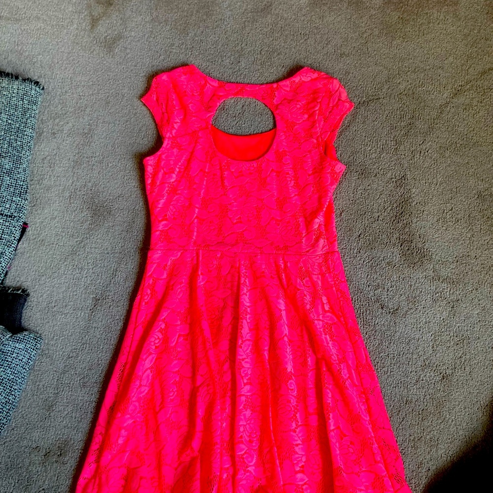 Trendy color cute as can be. Peep hole back